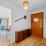 Saturne 210 Sur La Place Du Village A Apartamento